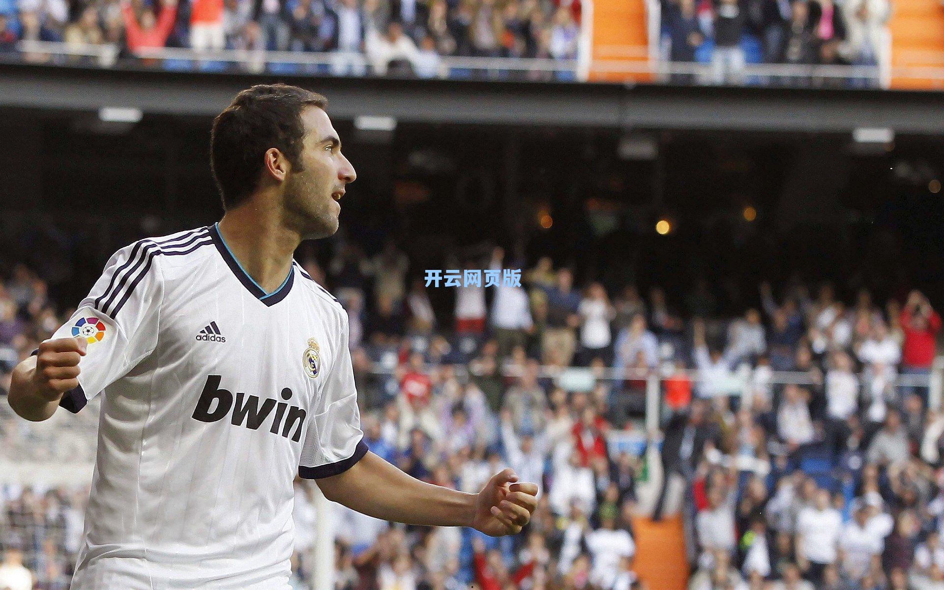 NBA球星卡灵顿之行,B费、齐尔克泽与约罗热情赠衣,跨界交流点燃体坛话题