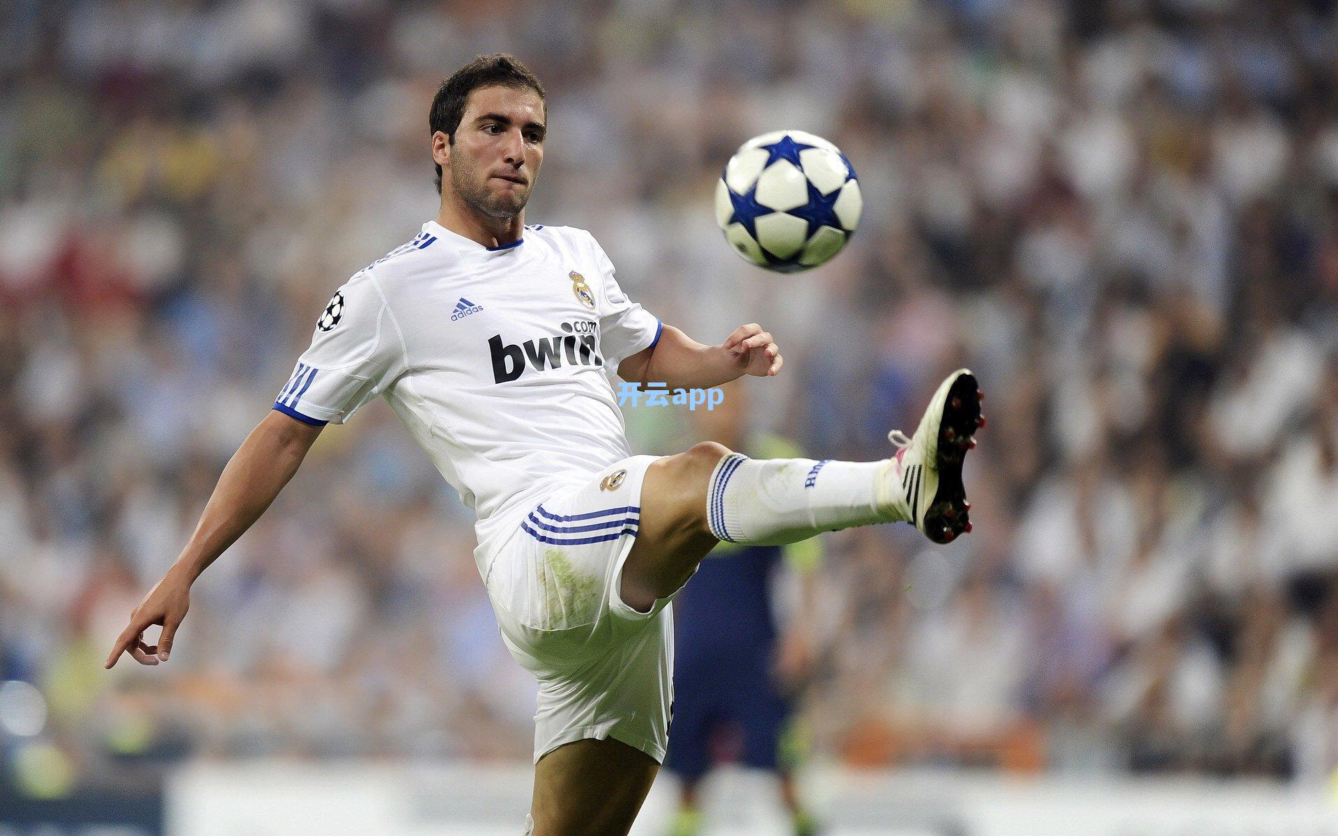 忠诚之选!阿劳霍夏窗拒众豪门邀约,誓助巴萨重夺欧冠荣耀